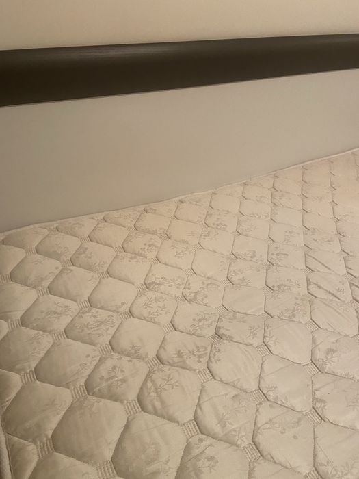 Продавам  матрак с размери 1,8 м  ширина /2 м   държина . Използван.