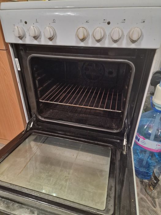 Фурна с керамични котлони Индезит