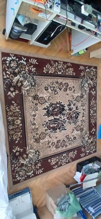 Килим използван много запазен 200х200см.