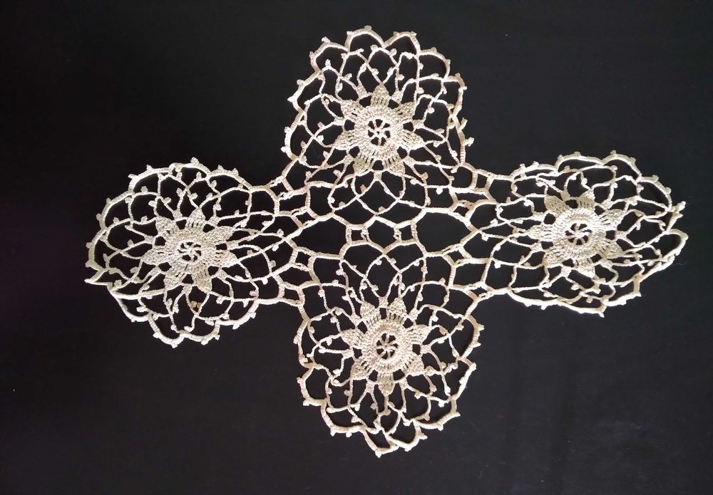 Покривки плетени на една кука и ленени с бродерия