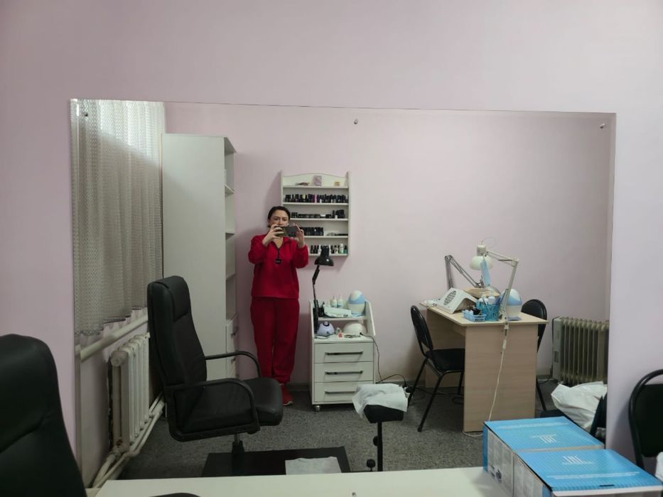 Продам мебель: 2 тумбы, шкаф, зеркало