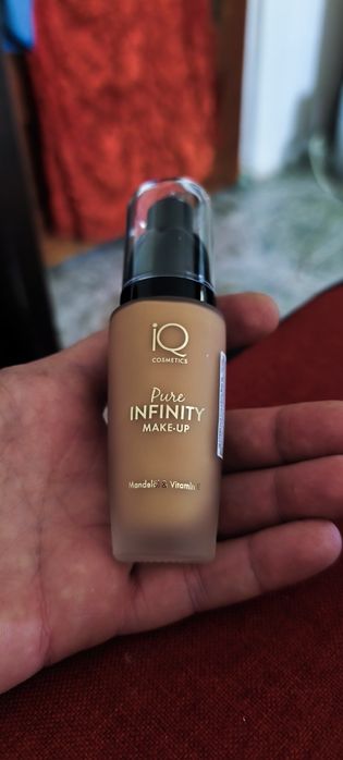 Vând fond de ten iQ Cosmetics Pure Infinity