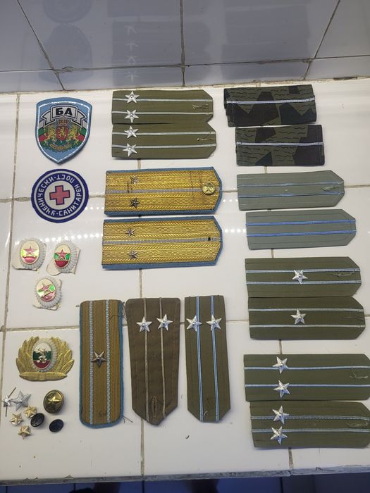 Продавам офицерски пагони и кокарди  от соца, военни пилотки от БА 1990-те, военни книжки и документи от соца