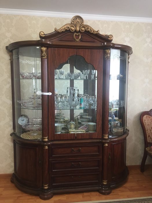 Сервант продам