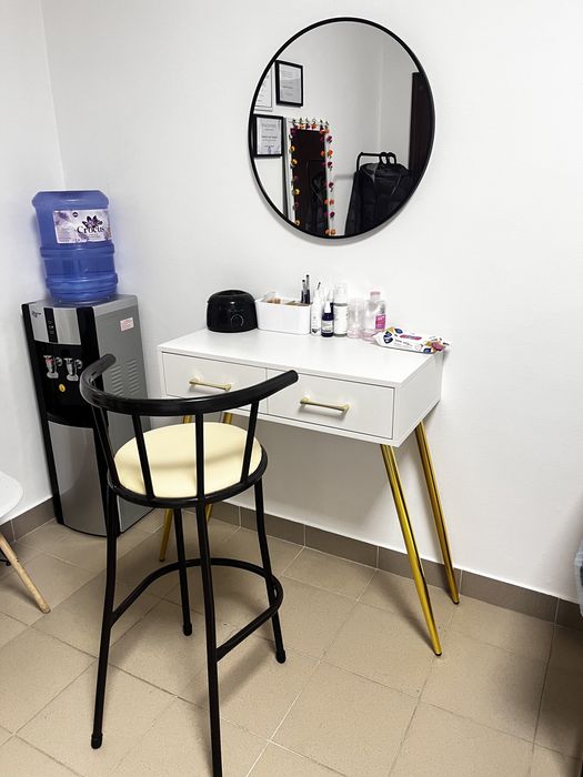 Зеркало, кулер, комод, стулья