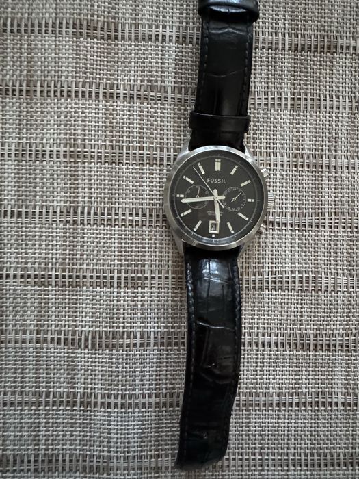 Продавам часовник Fossil в много добро състояние, с нормални следи от употреба. 10 ATM