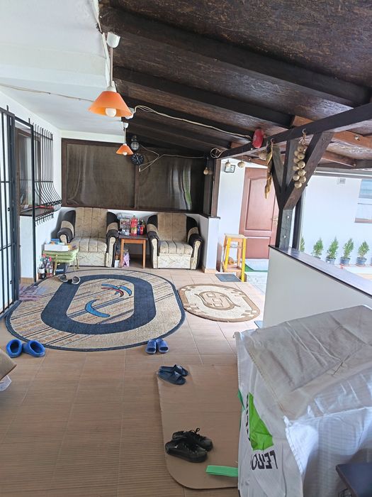 Inchiriez camera la curte