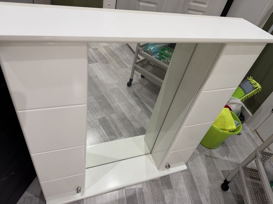 Шкаф с зеркалом для ванны