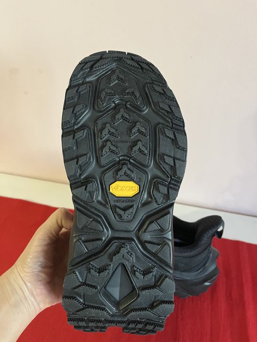 Черные кроссовки Hoka