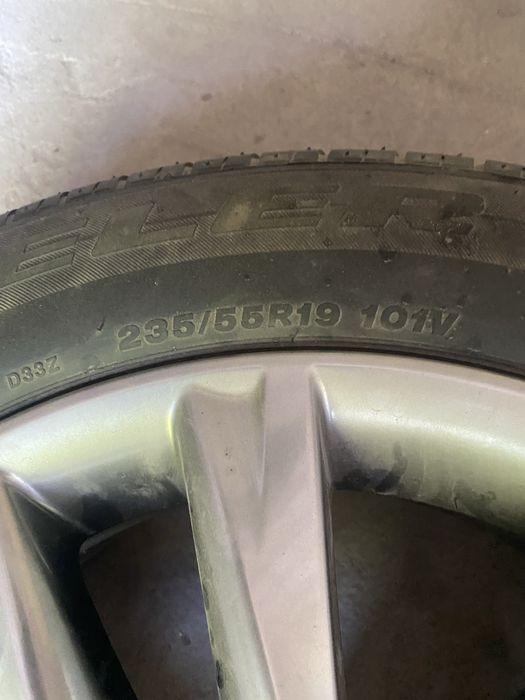 235 55 R 19 lexus