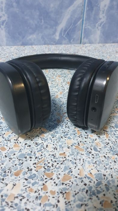 Vănd caști cu fir și wireless