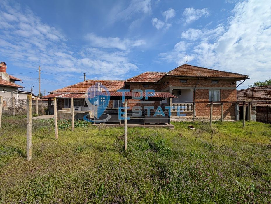 Едноетажна тухлена къща с гараж в село Павел