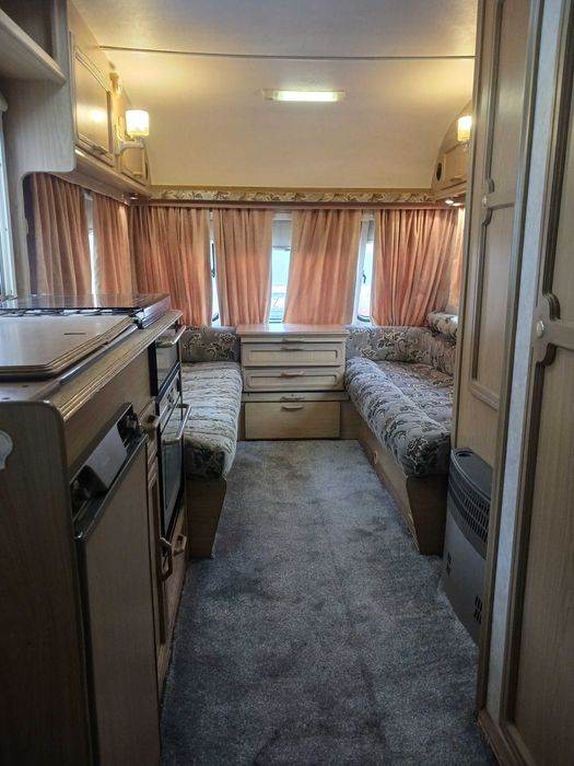 Vind caravana ranger 2002 adusa recent din anglia.