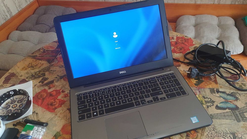 DELL лаптоп Windows 11