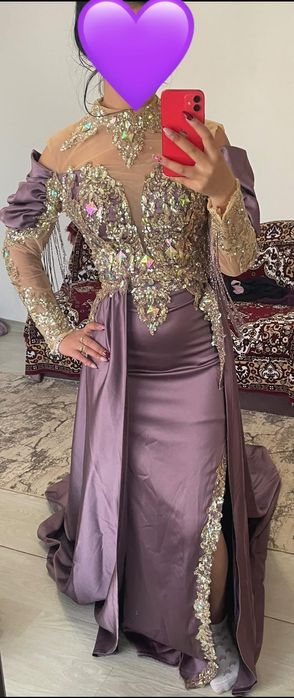 Продавам официална рокля+обици и токчета