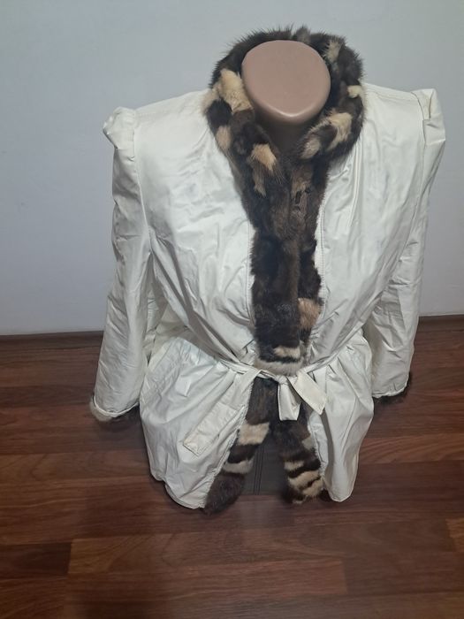 Blana dama cu 2 fete