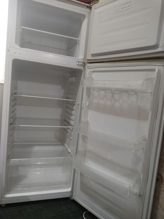 Холодильник сотилади