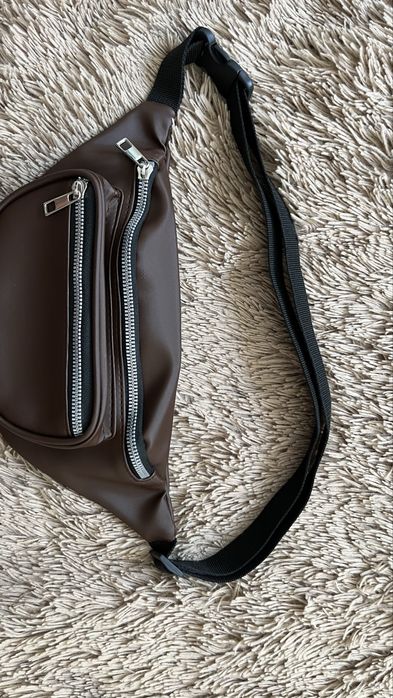 Сумка на пояс коричневая