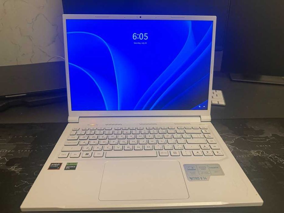 Геймърски лаптоп Acer Nitro V14 (Pearl White) – Ryzen 7 8845HS/32GB RAM/RTX 4050, в гаранция