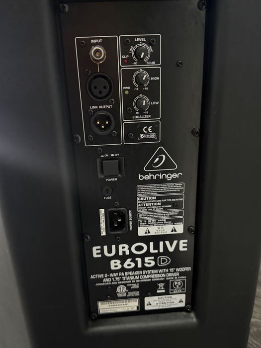 Vand boxe Behringer