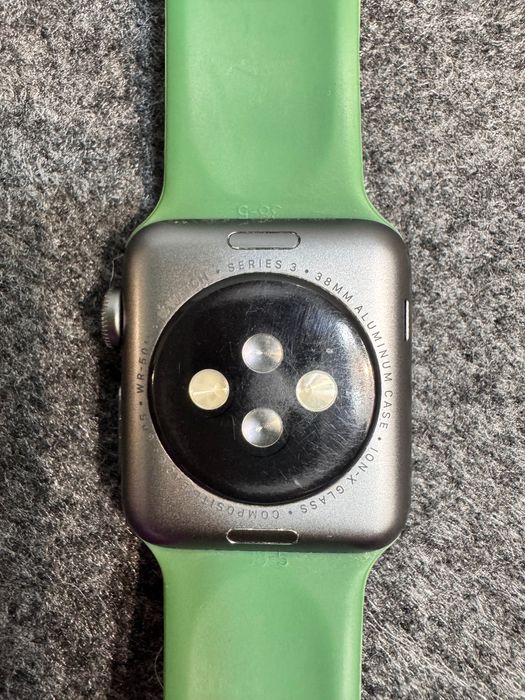 Apple Watch Series 3 (38мм) GPS + Зелена Каишка и USB-C Зарядно