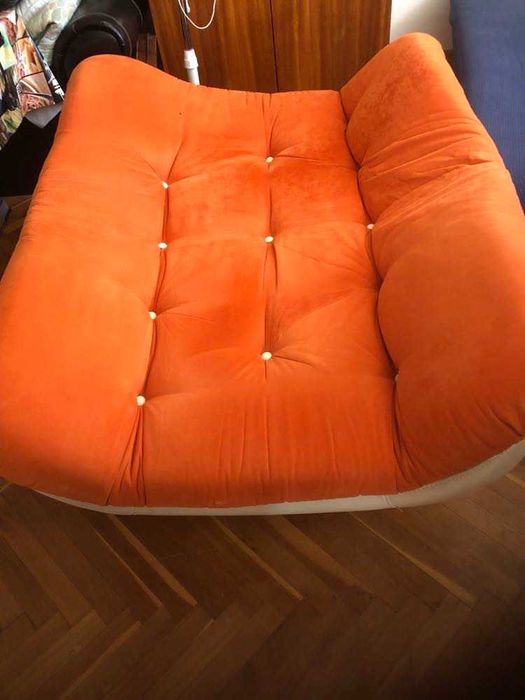 Холна гарнитура бяла кожа и дамаска.