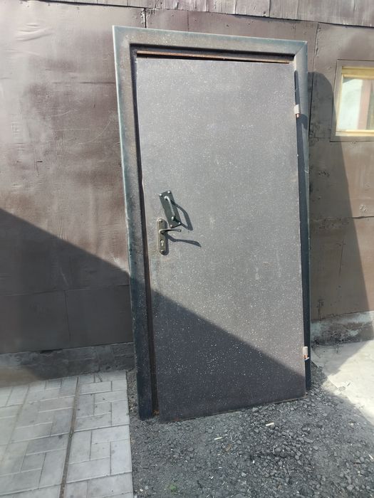 Продам дверь железная.