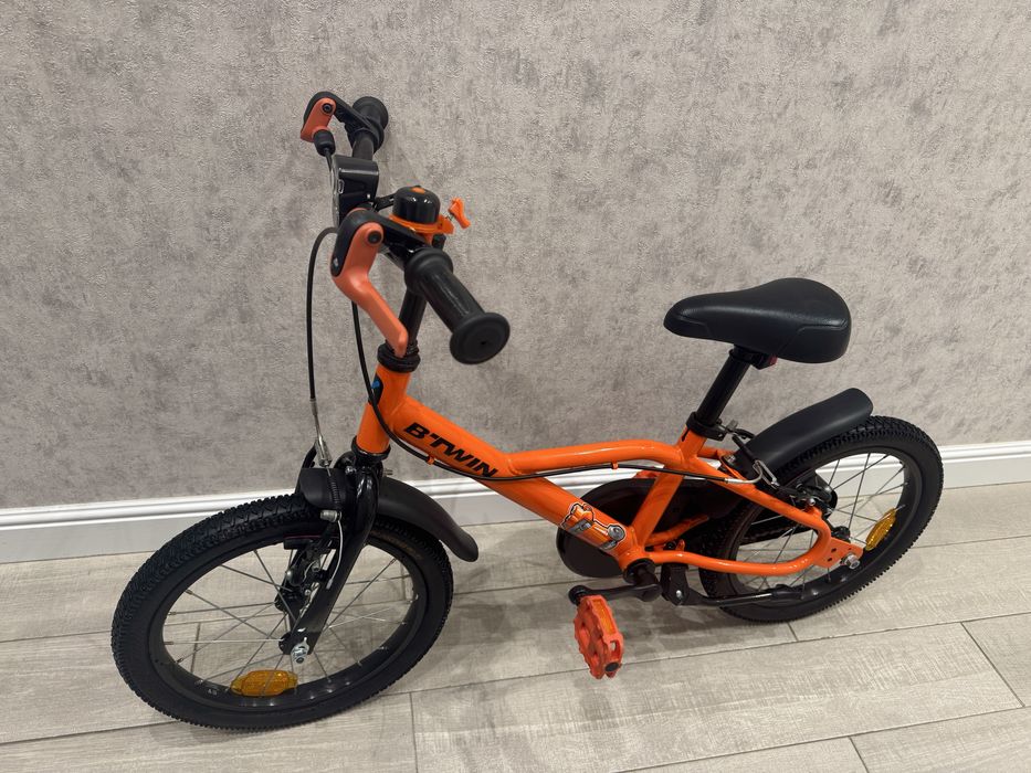 Bicicletă 16'' + roti ajutatoate + casca neagra  noua!