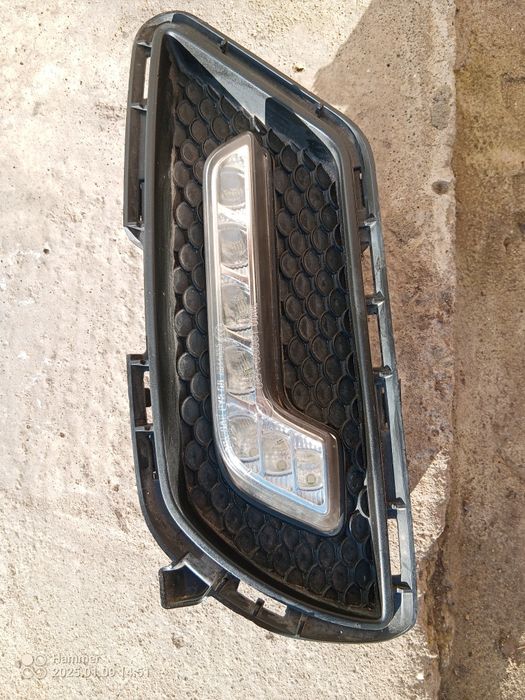 Продавам десен халоген дневни светлини за mercedes c207