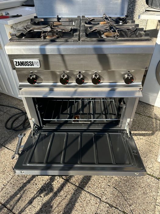 Професионална газова готварска печка Зануси/Zanussi