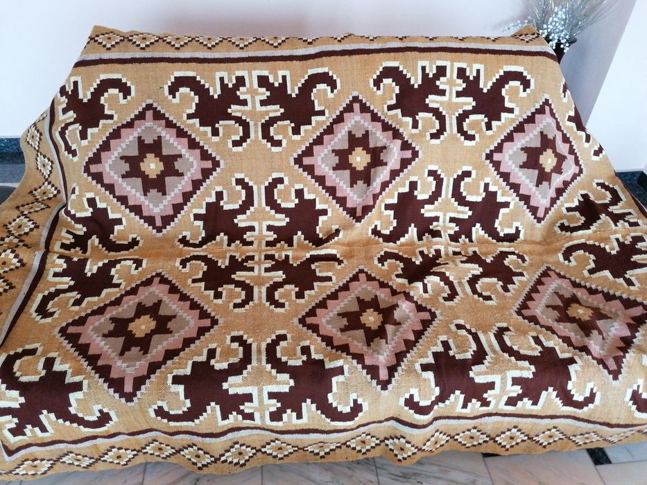 Cuvertura(țol) tradițională din Ardeal. Este din lana, tesut  in casa,