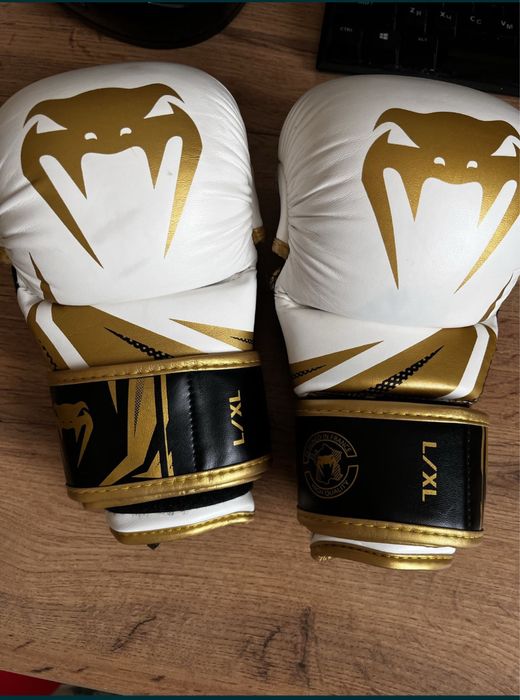 Продам перчатки Venum