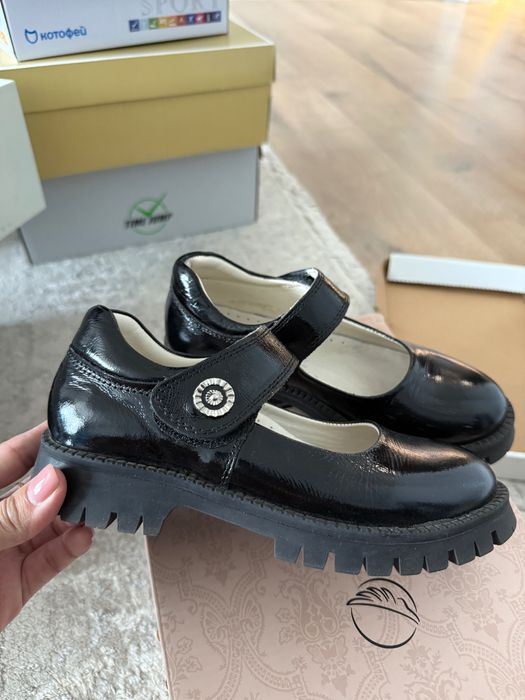 Продам туфли на девочку 31 размер