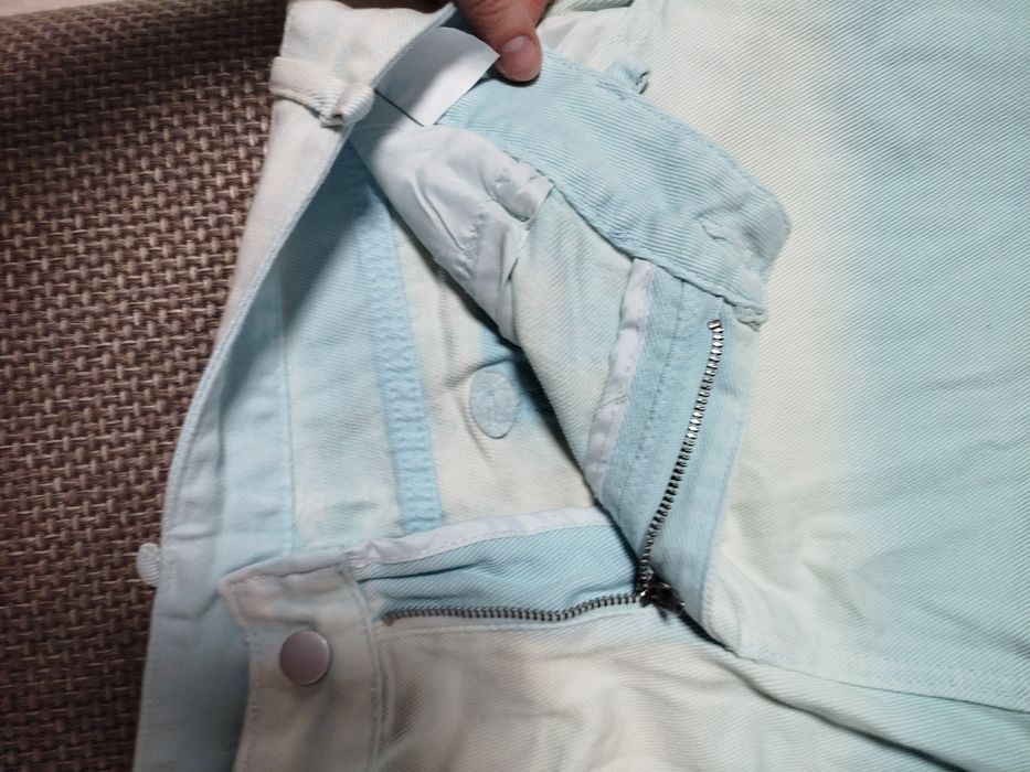 Новые джинсы бело-голубые