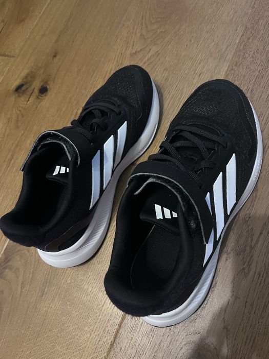 Adidasi negri marime 35