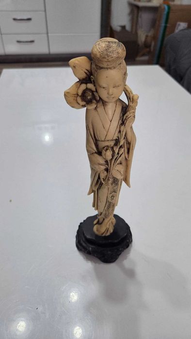 Statueta vintage din rasina