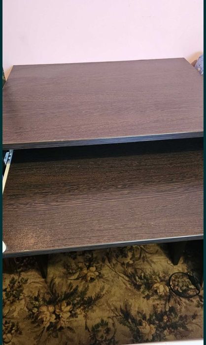 Birou Wenge cu suport pentru unitate pc mobila.