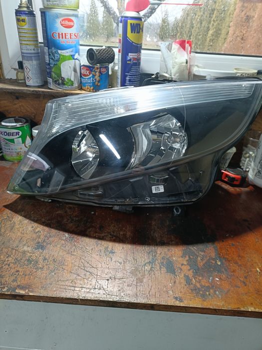 Vând far stânga Mercedes vito w447