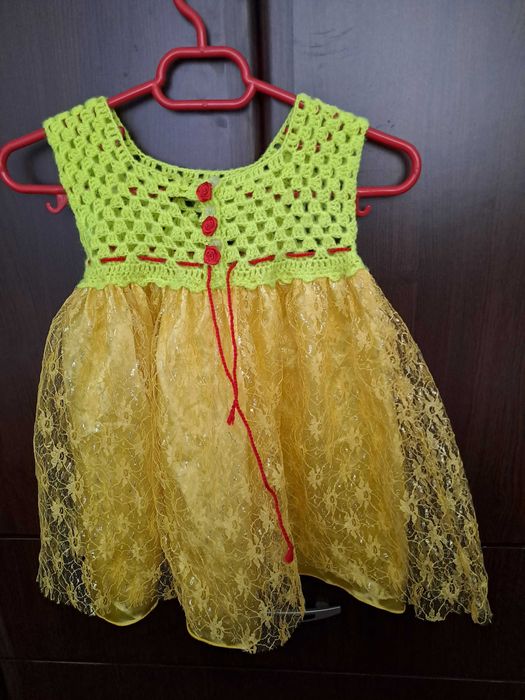 Rochie fetita galbena cu trandafiri rosii