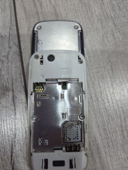 Продам Nokia 2680 не включается