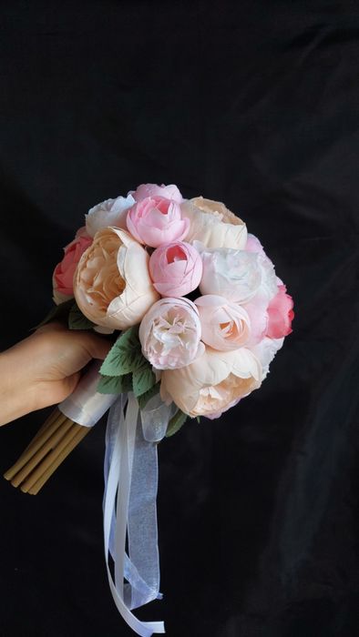 Kelinlar gul dastasi sun'iy