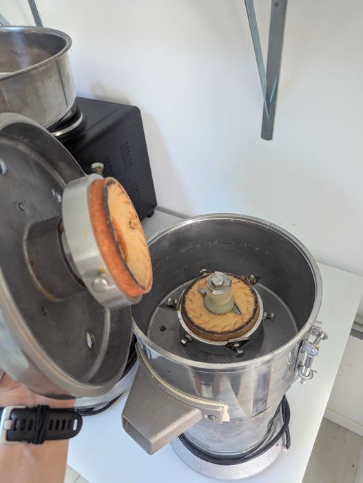 Mașină/aparat de făcut unt/cremă de arahide sau alte nuci