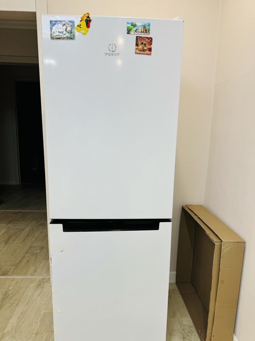 Холодильник Indesit. С 1 этажа забирать.
