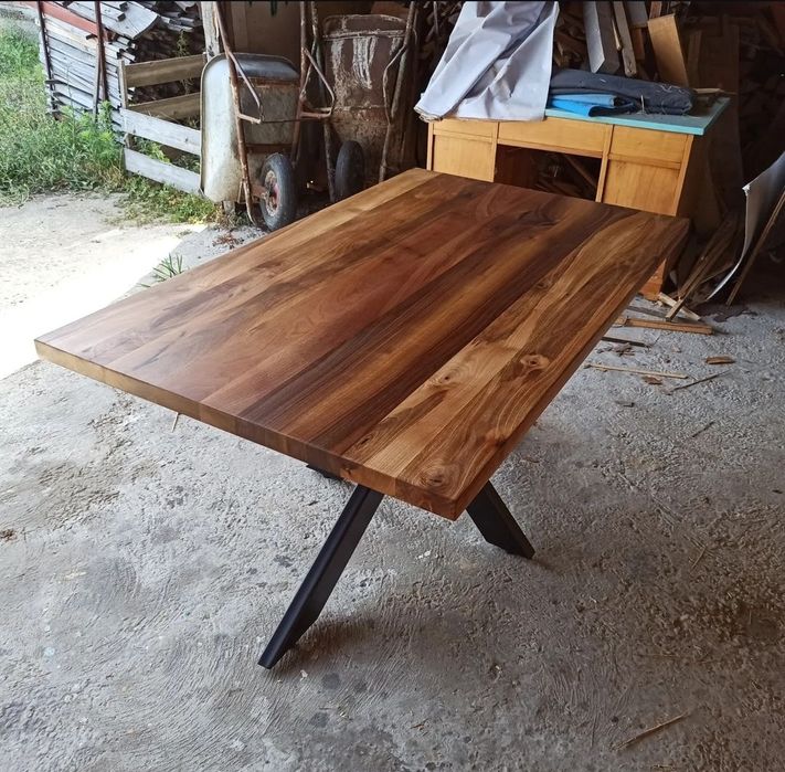 Трапезна маса от масив орех