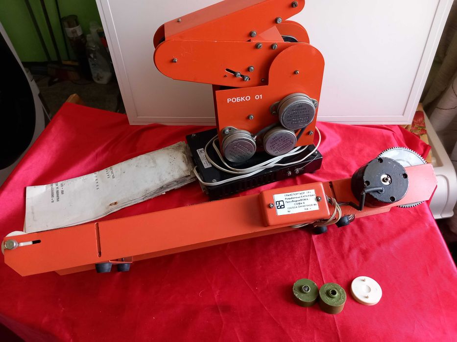 РОБКО 01 и Транспортьор ТР-1, за Компютър Правец 8