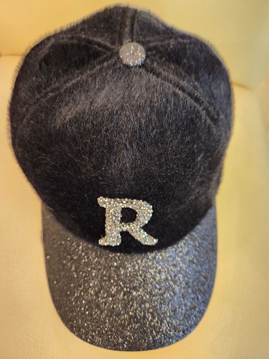 Дамска шапка с буква от кристали