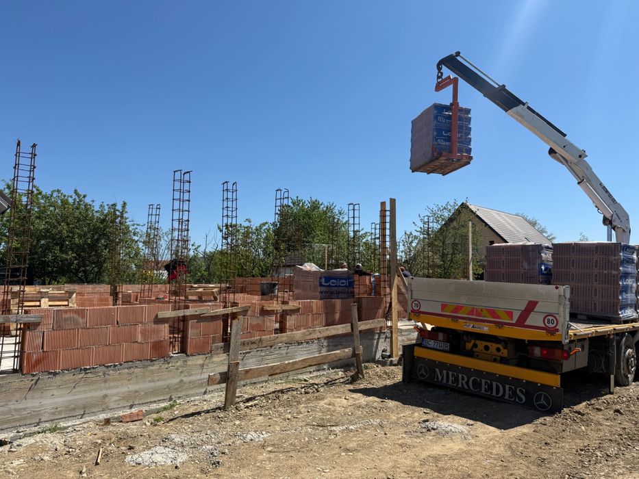 Închiriez camion cu macara/ efectuez transport