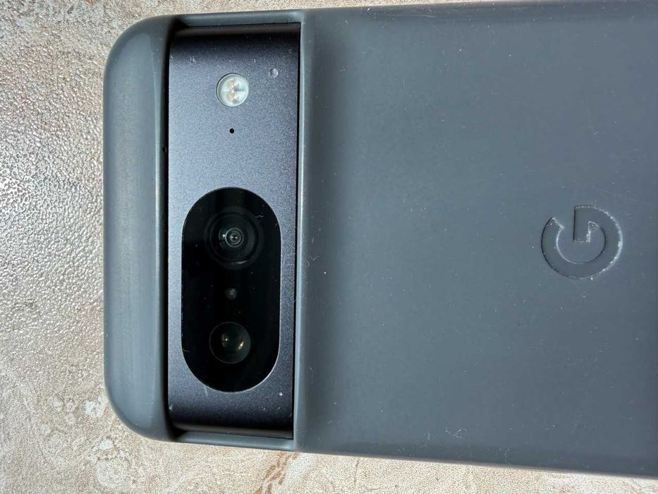 Google Pixel 8 с оригинален кейс за модела