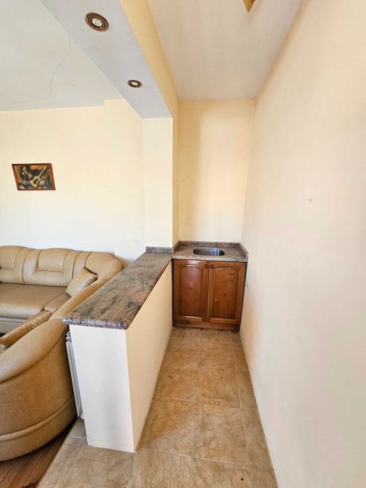 3-етажна къща с басейн и голям двор в квартал Каменица