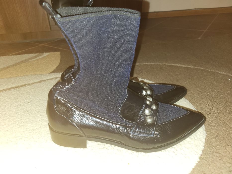 Дамски боти с лак и плат.